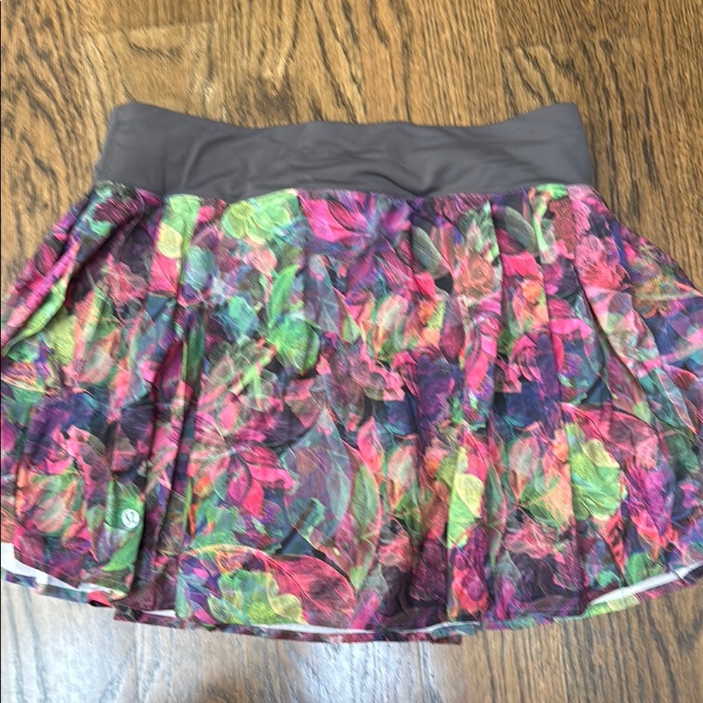 lululemon athletica Multicolor Floral Pleated Skort with Black Waistband - Picture 6 of 8